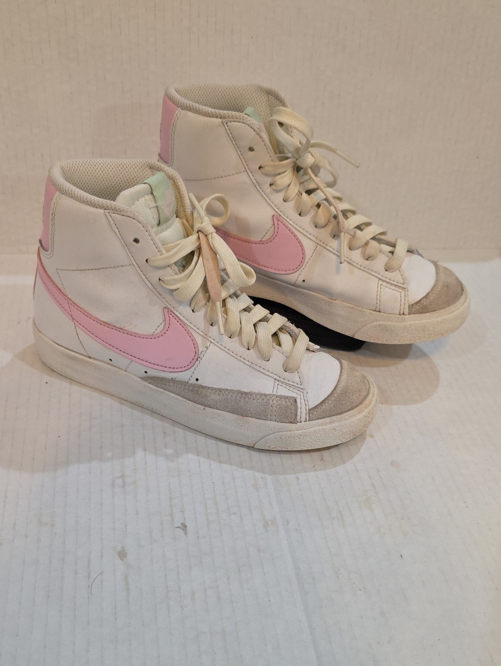 Nike Blazer Mid Women’s High-Top Sneakers in White with Pink Swoosh Size 6